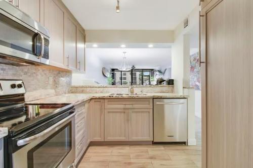 9-royal-palm-way-unit-105-boca-raton-fl-primary-photo_1